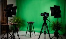 Set de croma verde con cámara, luces y plantas