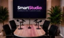Estudio de podcast en Ñuñoa con mesa redonda, micrófonos y plantas