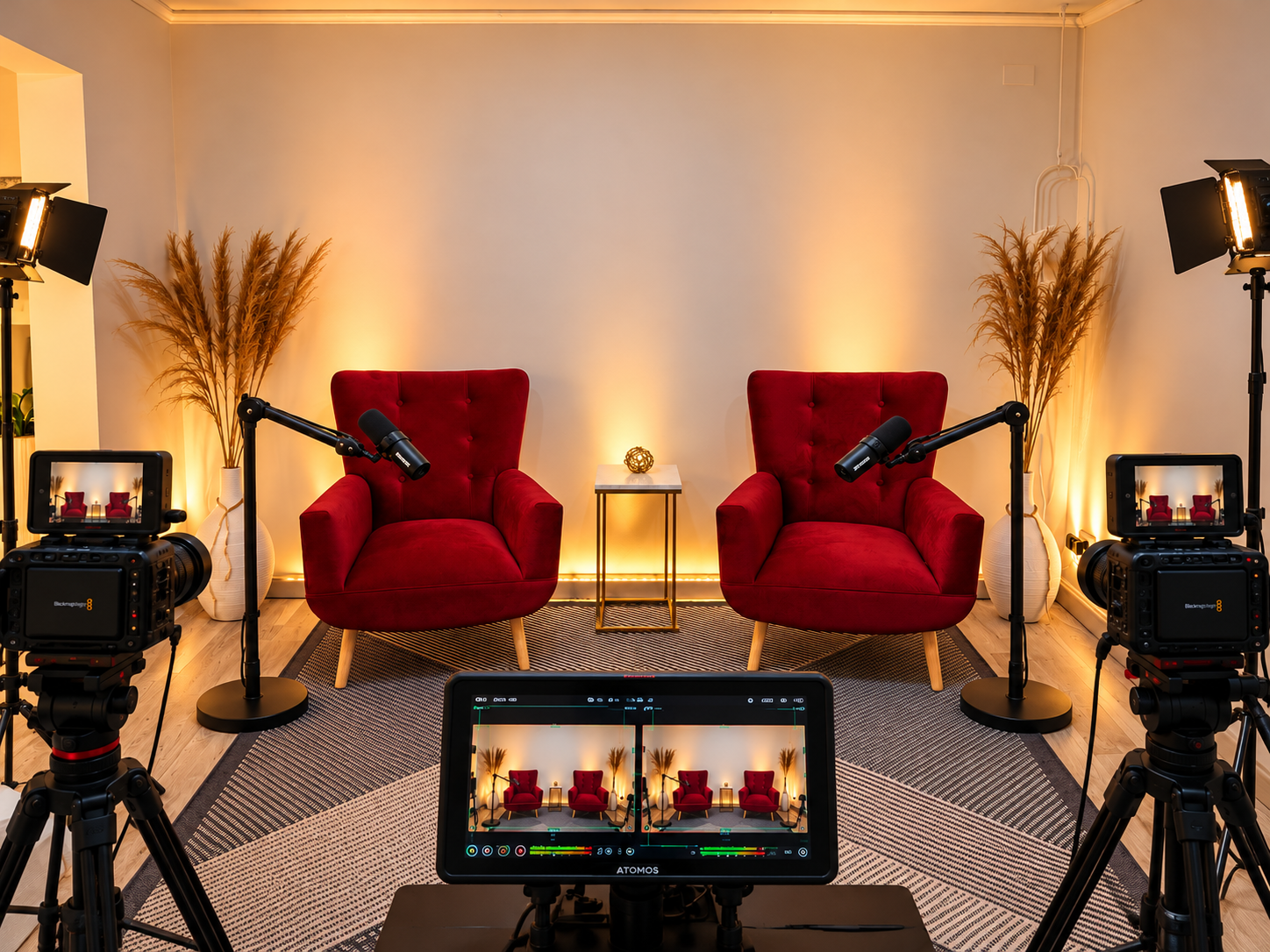 Estudio de podcast con sillones, micrófonos y cámaras