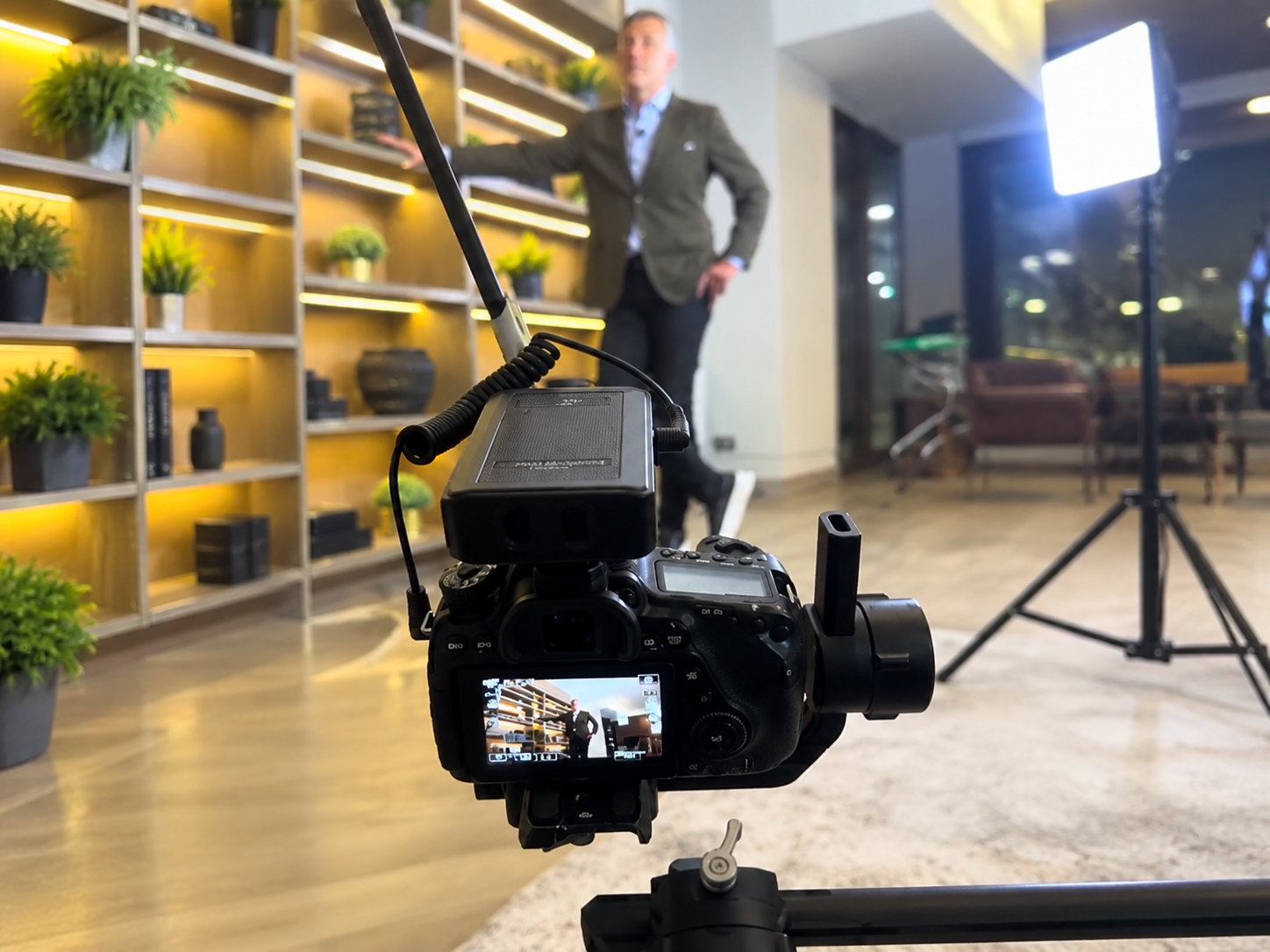 Cámara grabando una entrevista corporativa con luz natural